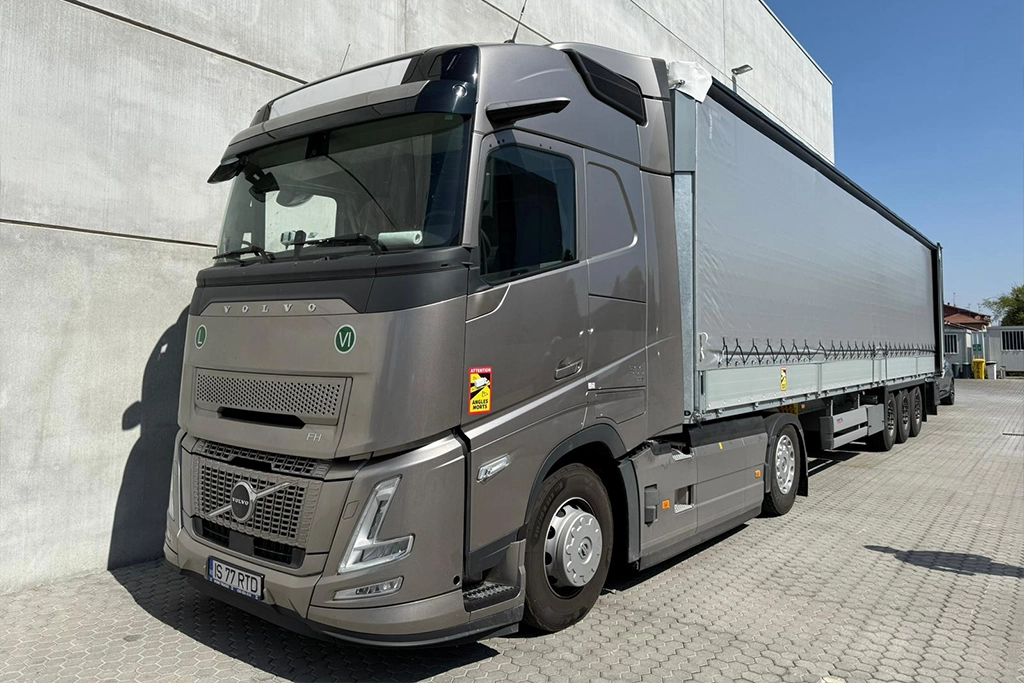 Ansamblu camion Volvo de ultima generatie si semiremorca cu prelata
