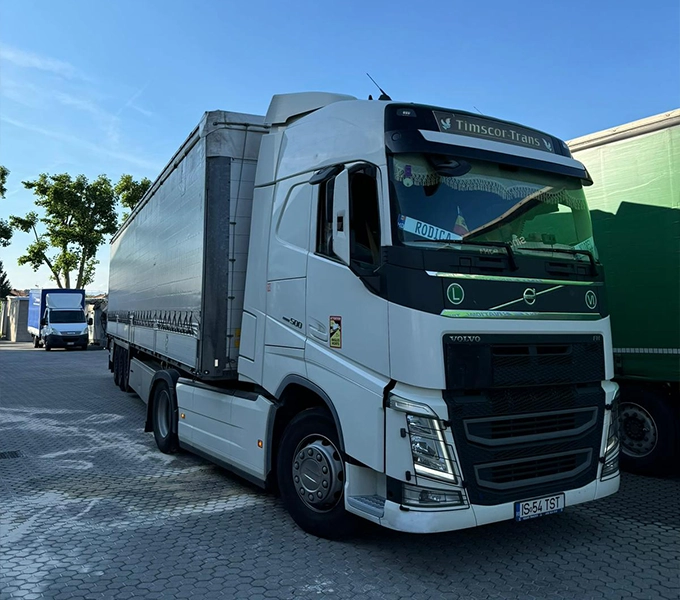 Camion Volvo si semiremorca cu prelata pentru transport international de marfuri generale