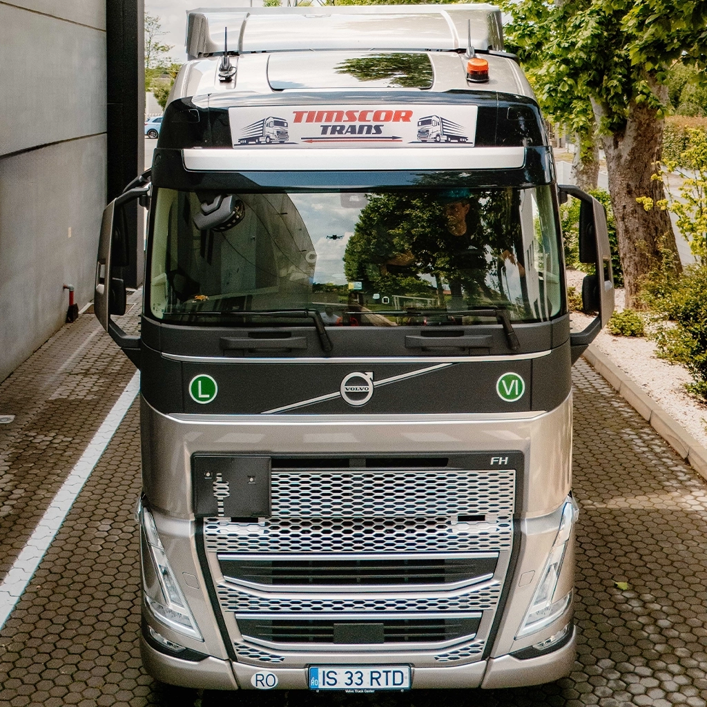 Camion Volvo de ultima generatie fotografiat din dronă